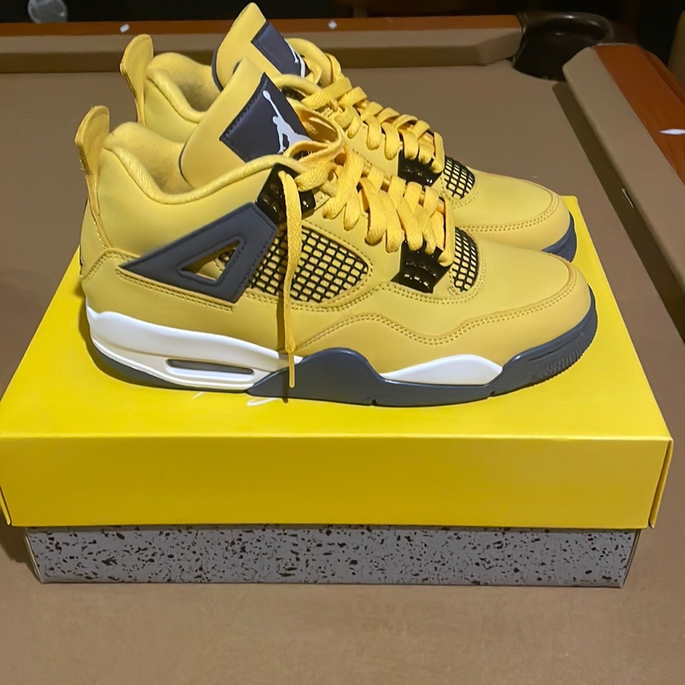 Air Jordan 4 Lightning (2021)